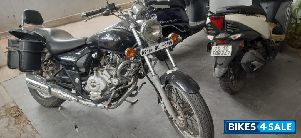 Black Bajaj Avenger 220 DTS-i