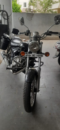 Black Bajaj Avenger 220 DTS-i