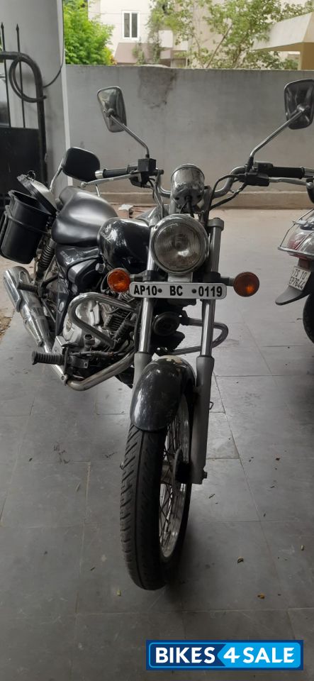 Black Bajaj Avenger 220 DTS-i Black Bajaj Avenger 220 DTS-i
