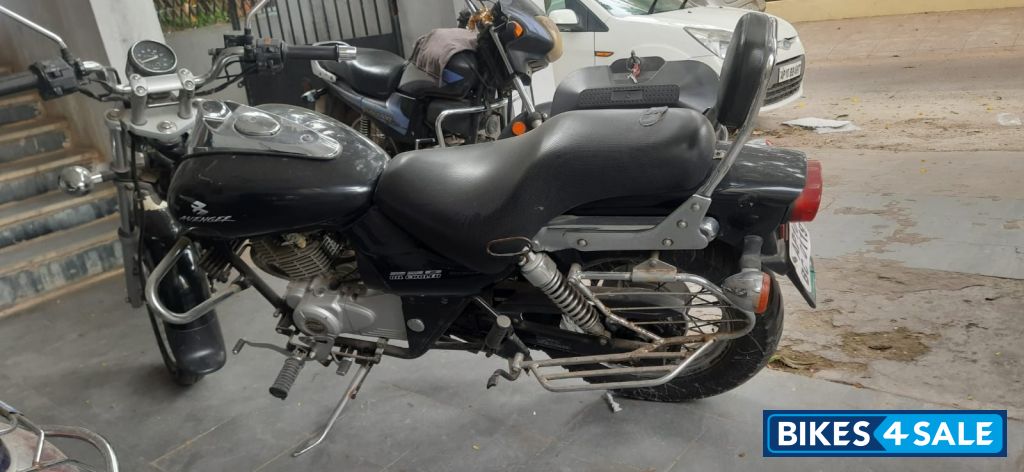 Black Bajaj Avenger 220 DTS-i Black Bajaj Avenger 220 DTS-i