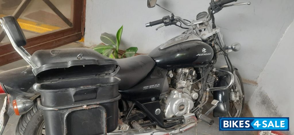 Black Bajaj Avenger 220 DTS-i Black Bajaj Avenger 220 DTS-i