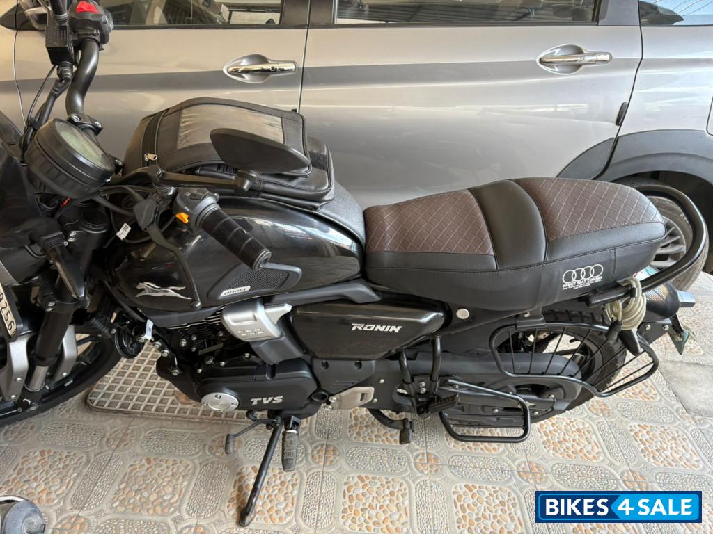 Black TVS Ronin SS