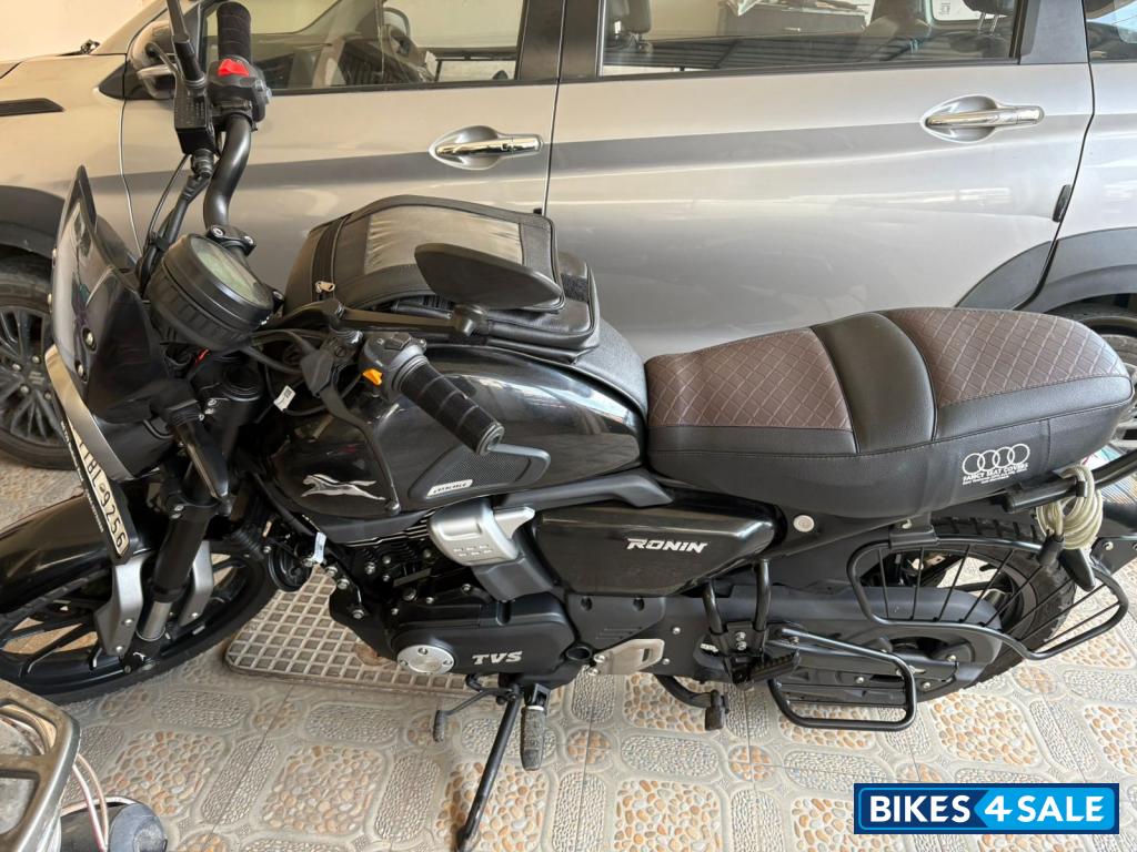 Black TVS Ronin SS