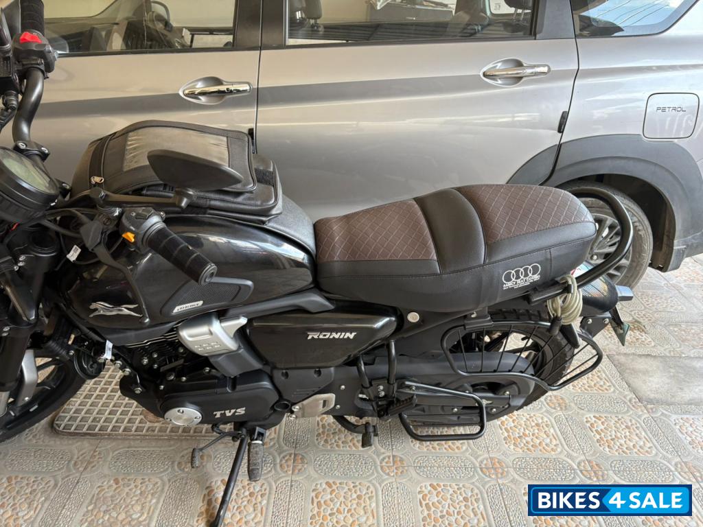 Black TVS Ronin SS