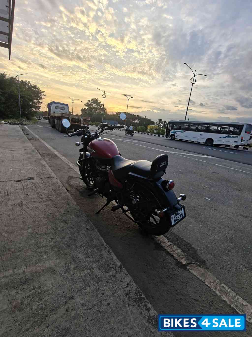 Red With Black Royal Enfield Meteor 350 Red With Black Royal Enfield Meteor 350