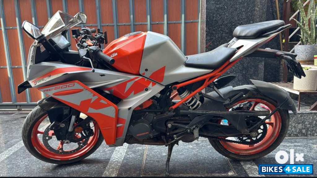Silver KTM RC 200 2022