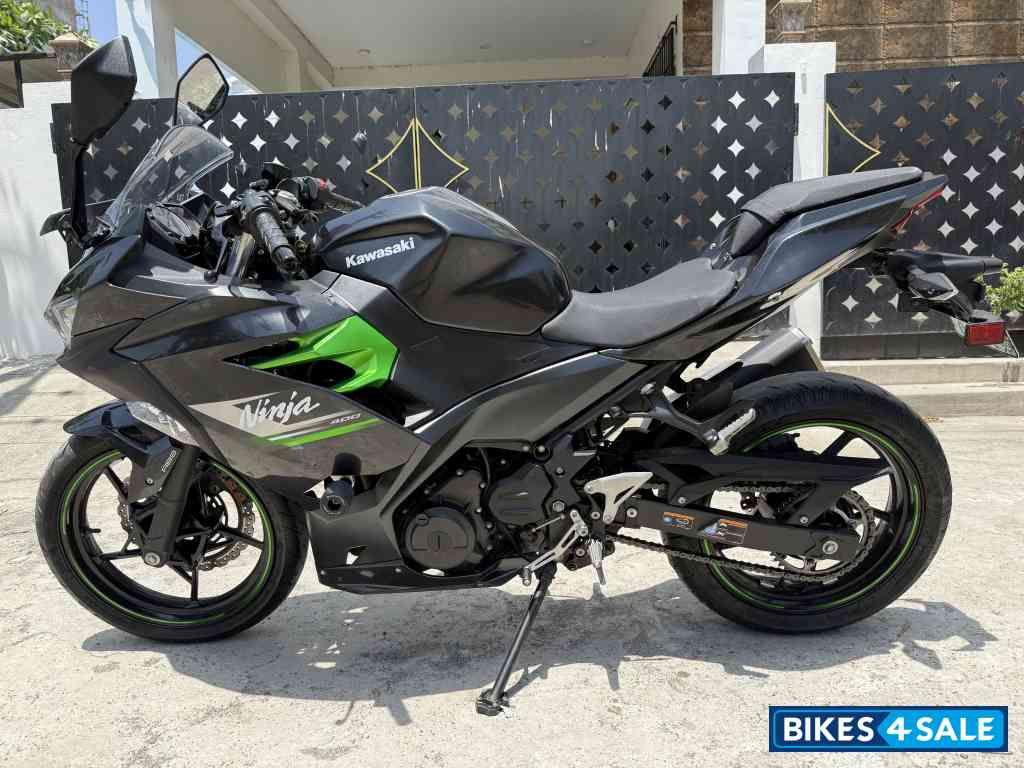 Black Kawasaki Ninja 400 BS6 2023