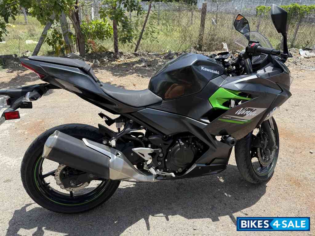 Black Kawasaki Ninja 400 BS6 2023