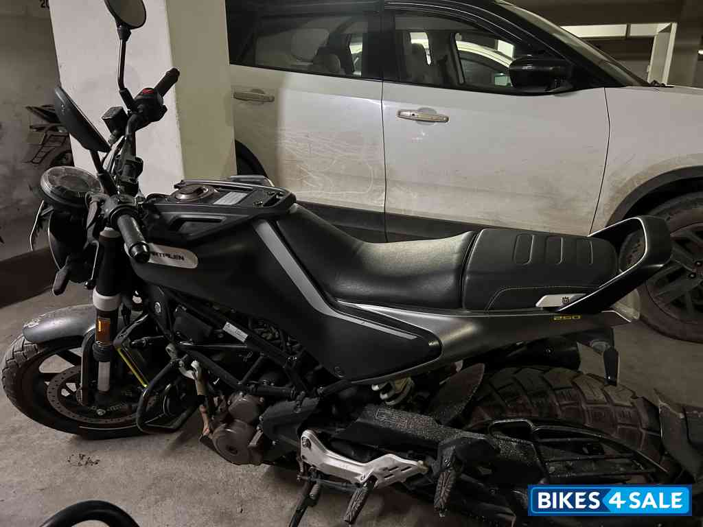 Husqvarna Svartpilen 250