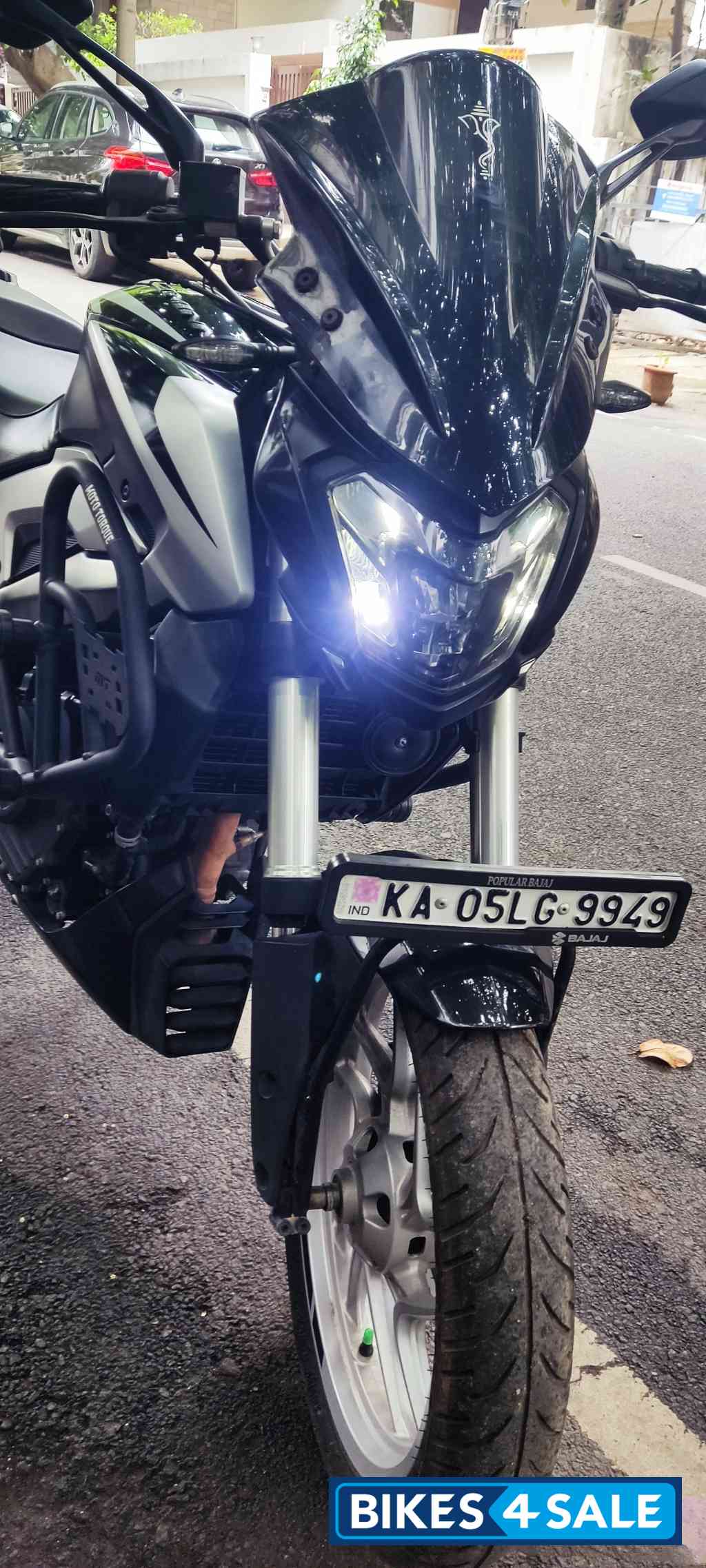 Black Bajaj Dominar 250 2022