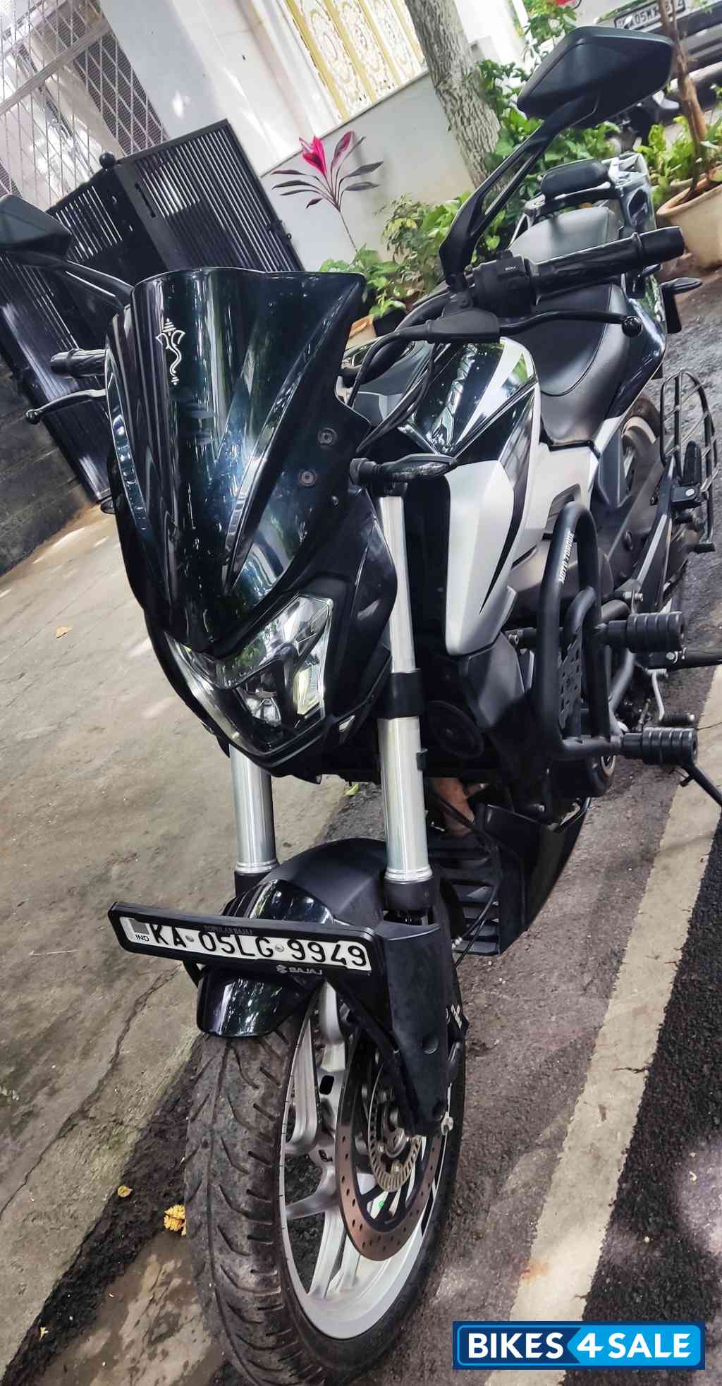 Black Bajaj Dominar 250 2022