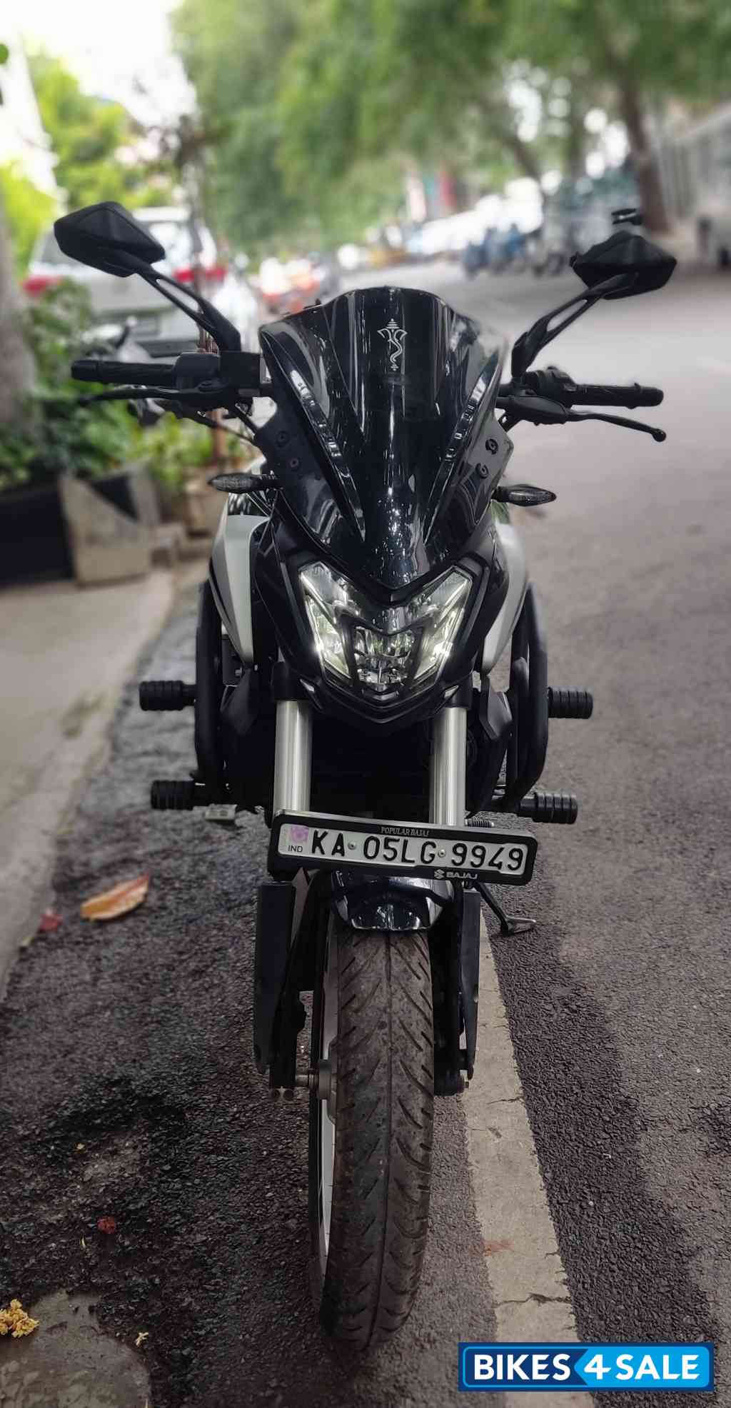 Black Bajaj Dominar 250 2022