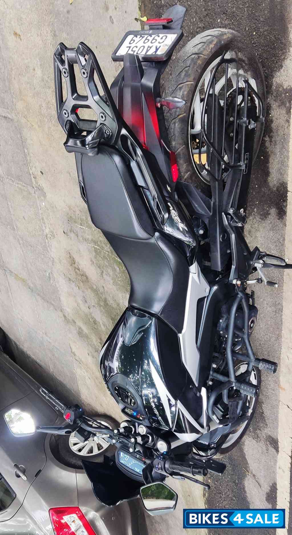 Black Bajaj Dominar 250 2022