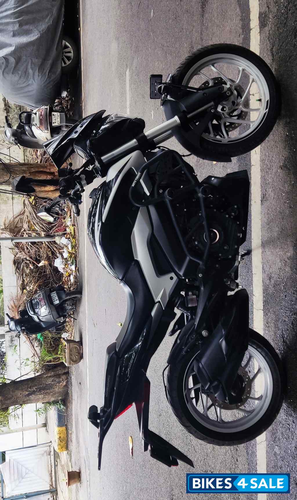 Black Bajaj Dominar 250 2022