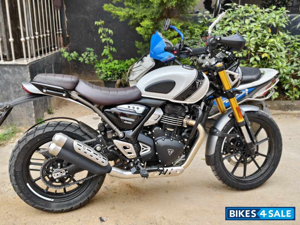 Pearl Metallic White Triumph Scrambler 400 X