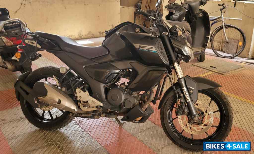 Black Yamaha FZ FI V3 BS6