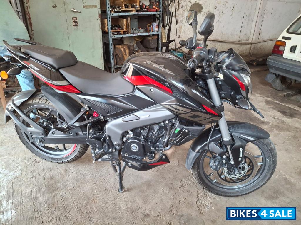 Black Bajaj Pulsar 200 NS