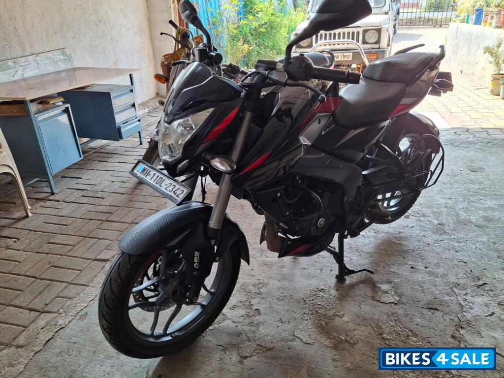 Black Bajaj Pulsar 200 NS