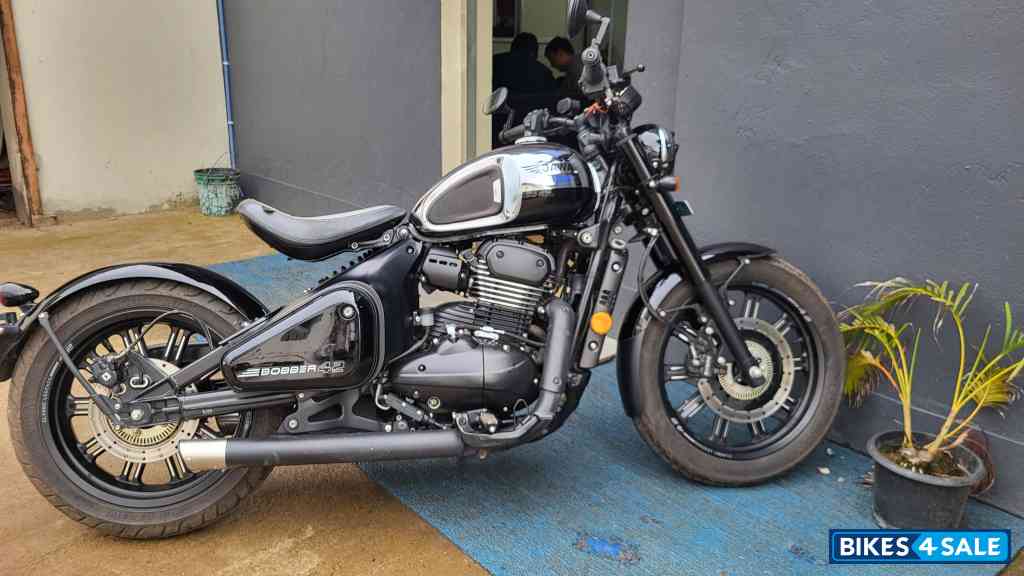 Jawa 42 Bobber Black Mirror