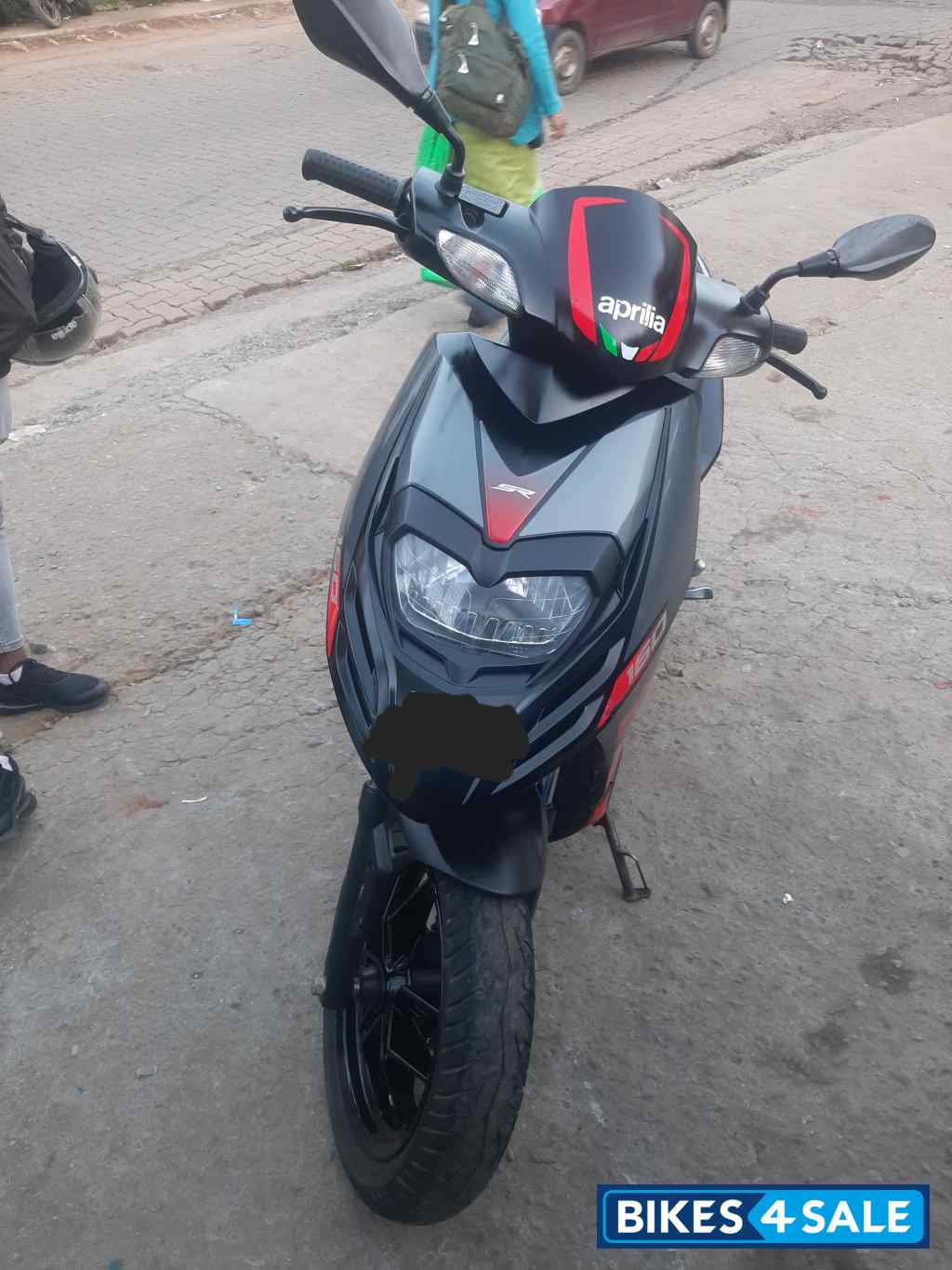 Black Aprilia SR 160 Carbon ABS