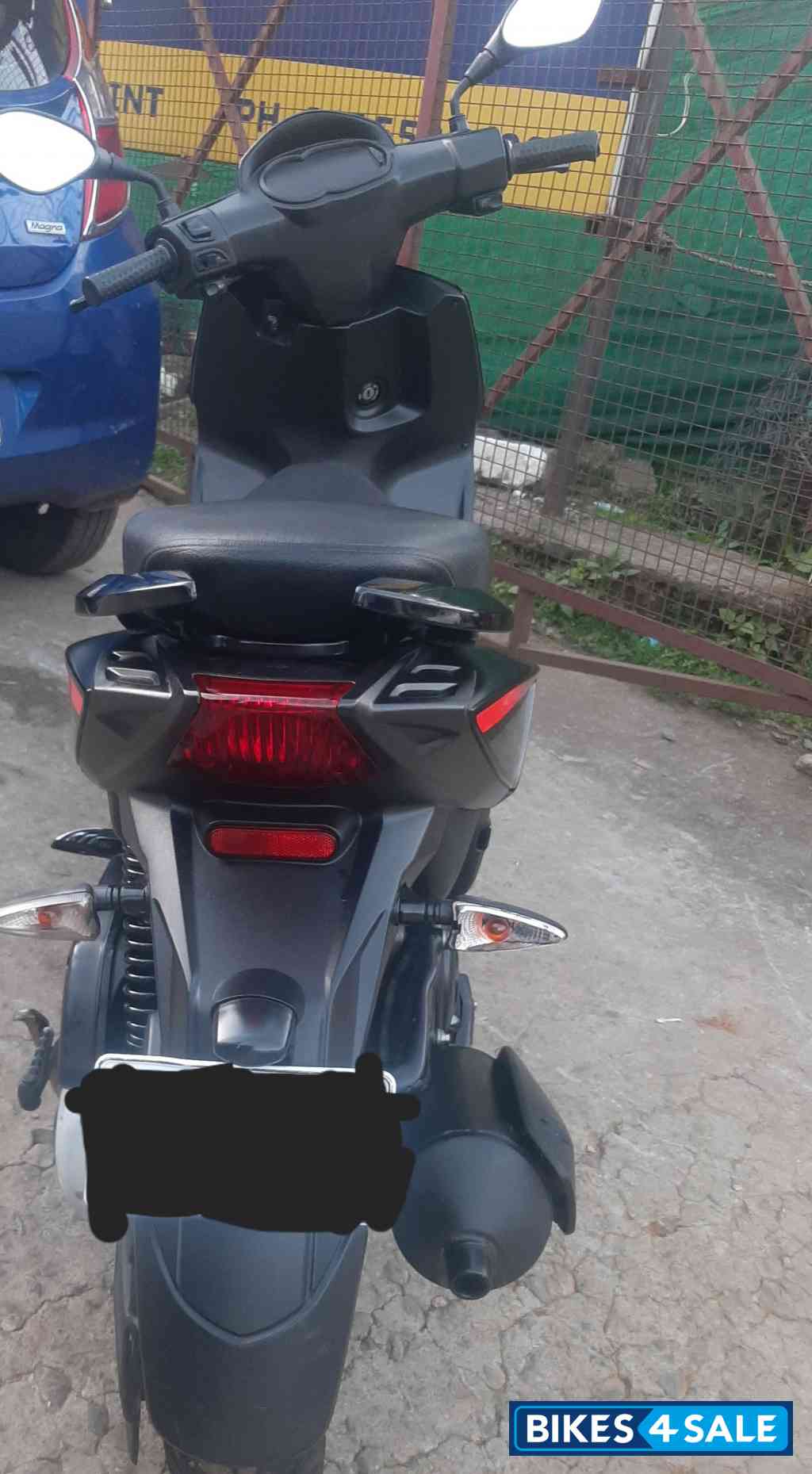Black Aprilia SR 160 Carbon ABS