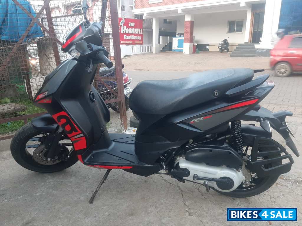 Black Aprilia SR 160 Carbon ABS