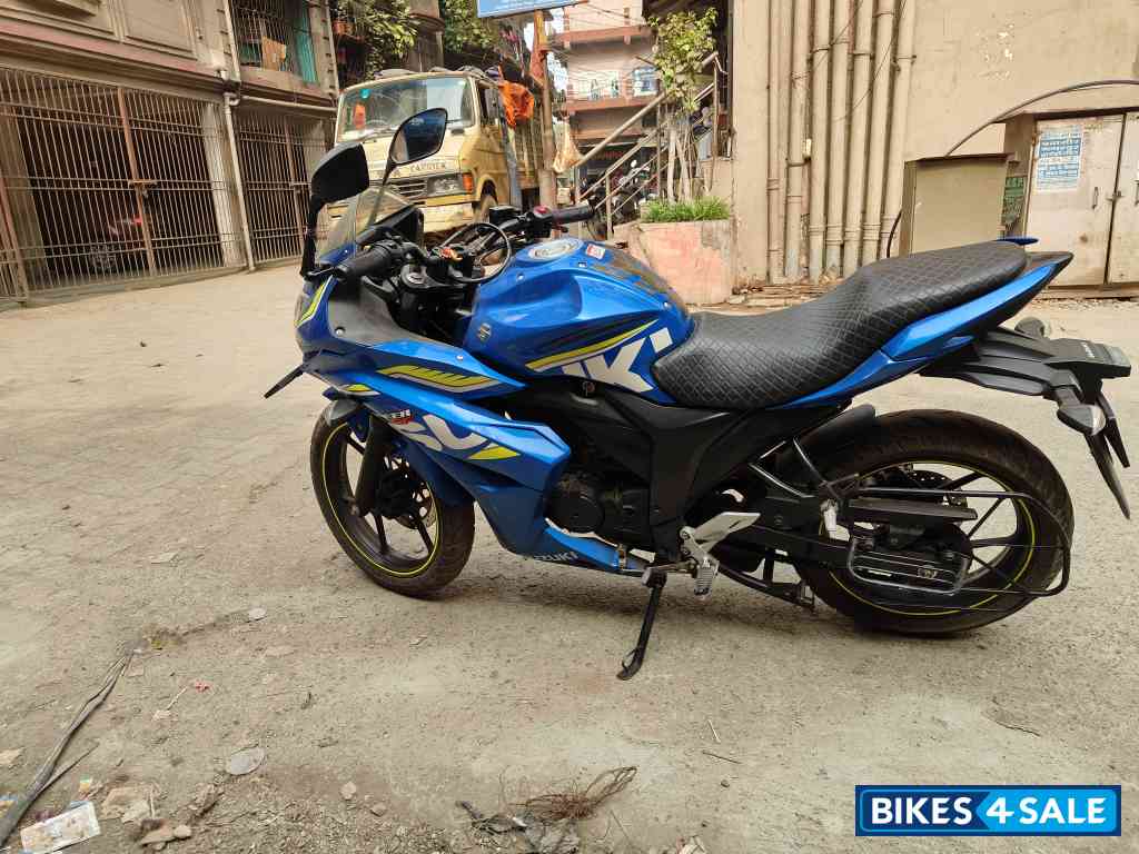 Blue Suzuki Gixxer SF