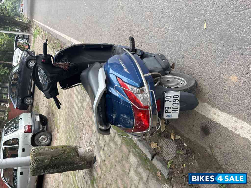 Falcon Blue Metallic Honda Activa 6G Dlx