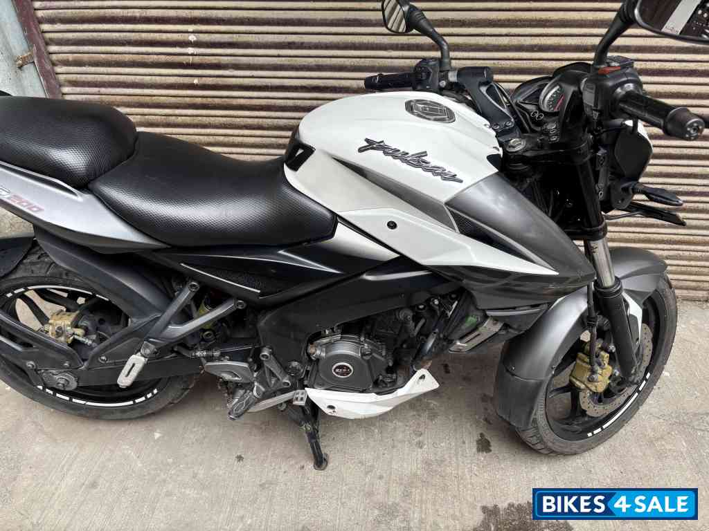 White Bajaj Pulsar 200 NS