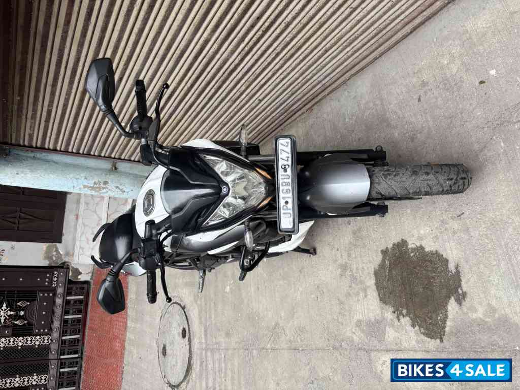 White Bajaj Pulsar 200 NS