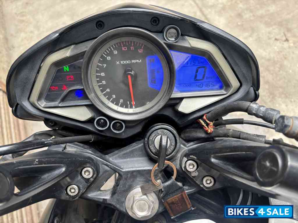 White Bajaj Pulsar 200 NS