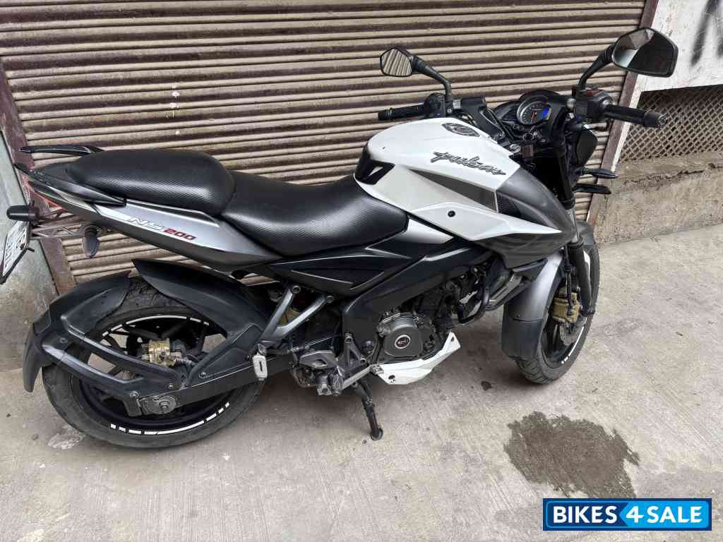White Bajaj Pulsar 200 NS