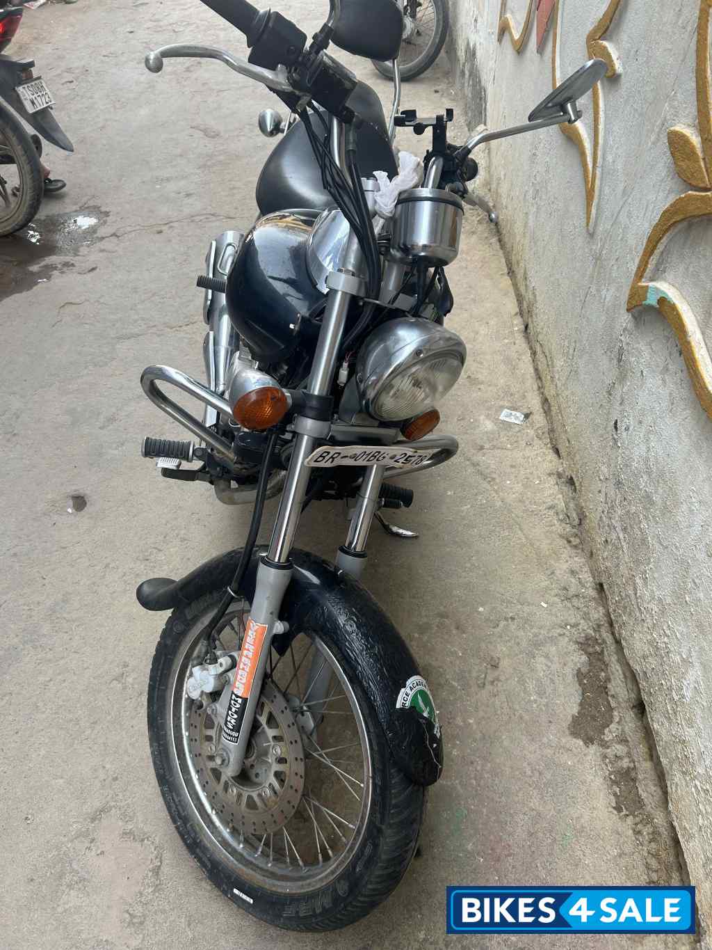 Black Bajaj Avenger 220 DTS-i