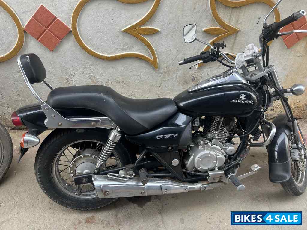 Black Bajaj Avenger 220 DTS-i