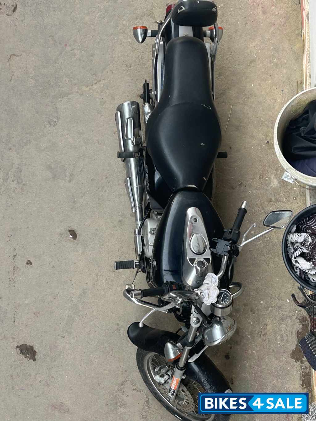 Black Bajaj Avenger 220 DTS-i