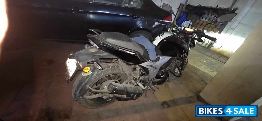 Black TVS Apache RTR 160 4V BS6
