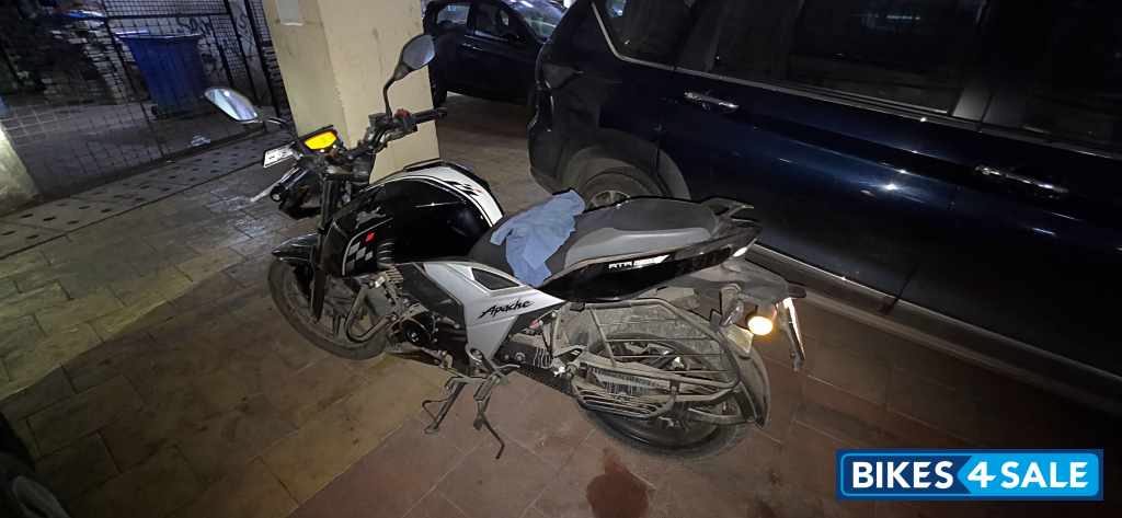 Black TVS Apache RTR 160 4V BS6