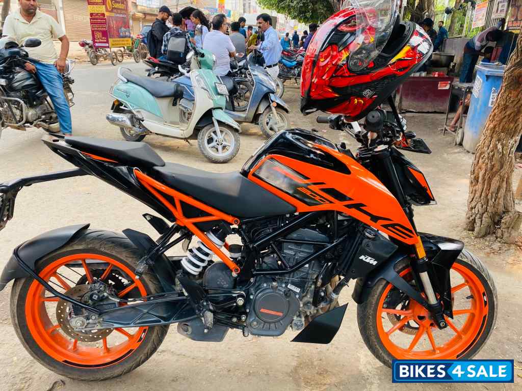 Orange KTM Duke 200