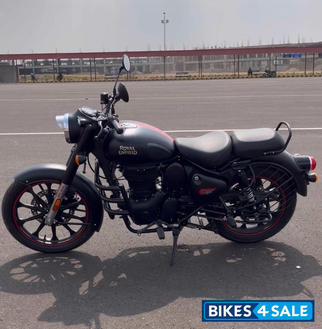 Black Royal Enfield Classic 350 Dual Channel BS6