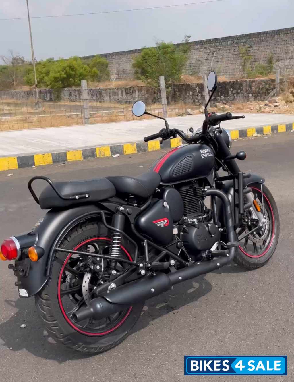 Black Royal Enfield Classic 350 Dual Channel BS6