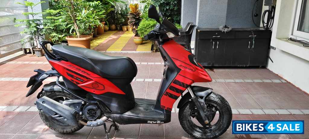 Red Aprilia Storm 125