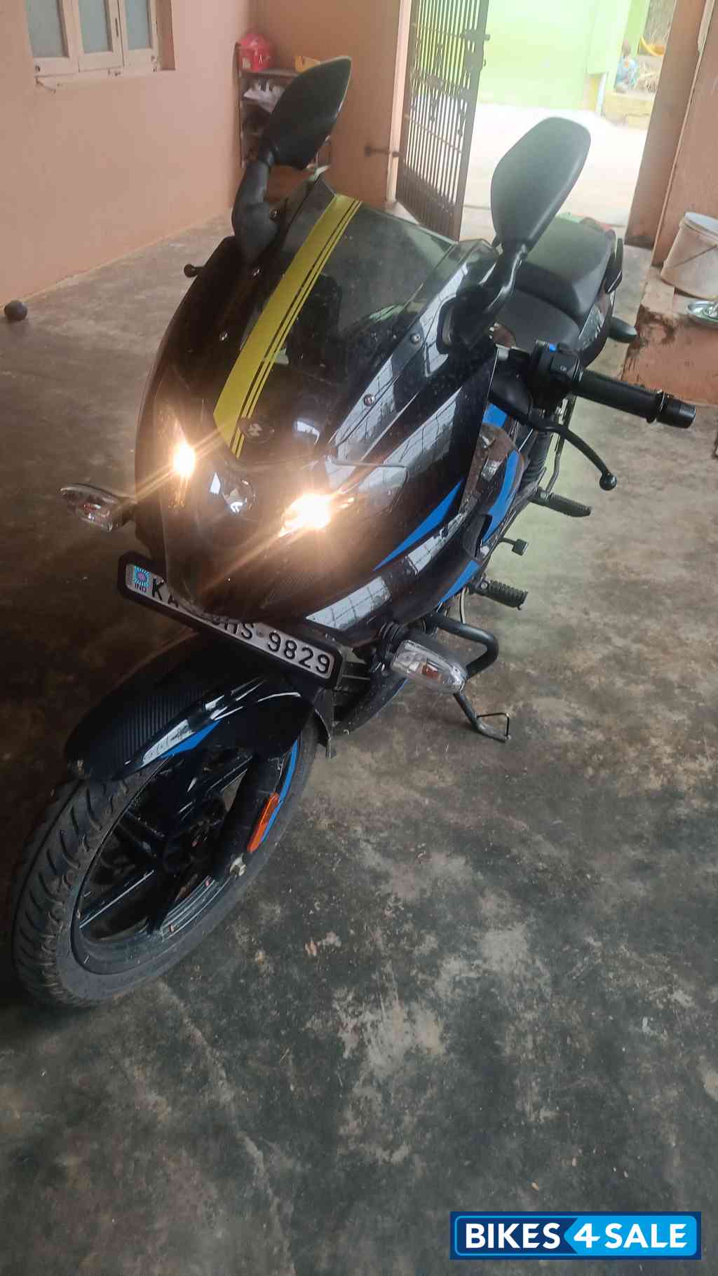Bajaj Pulsar 220F