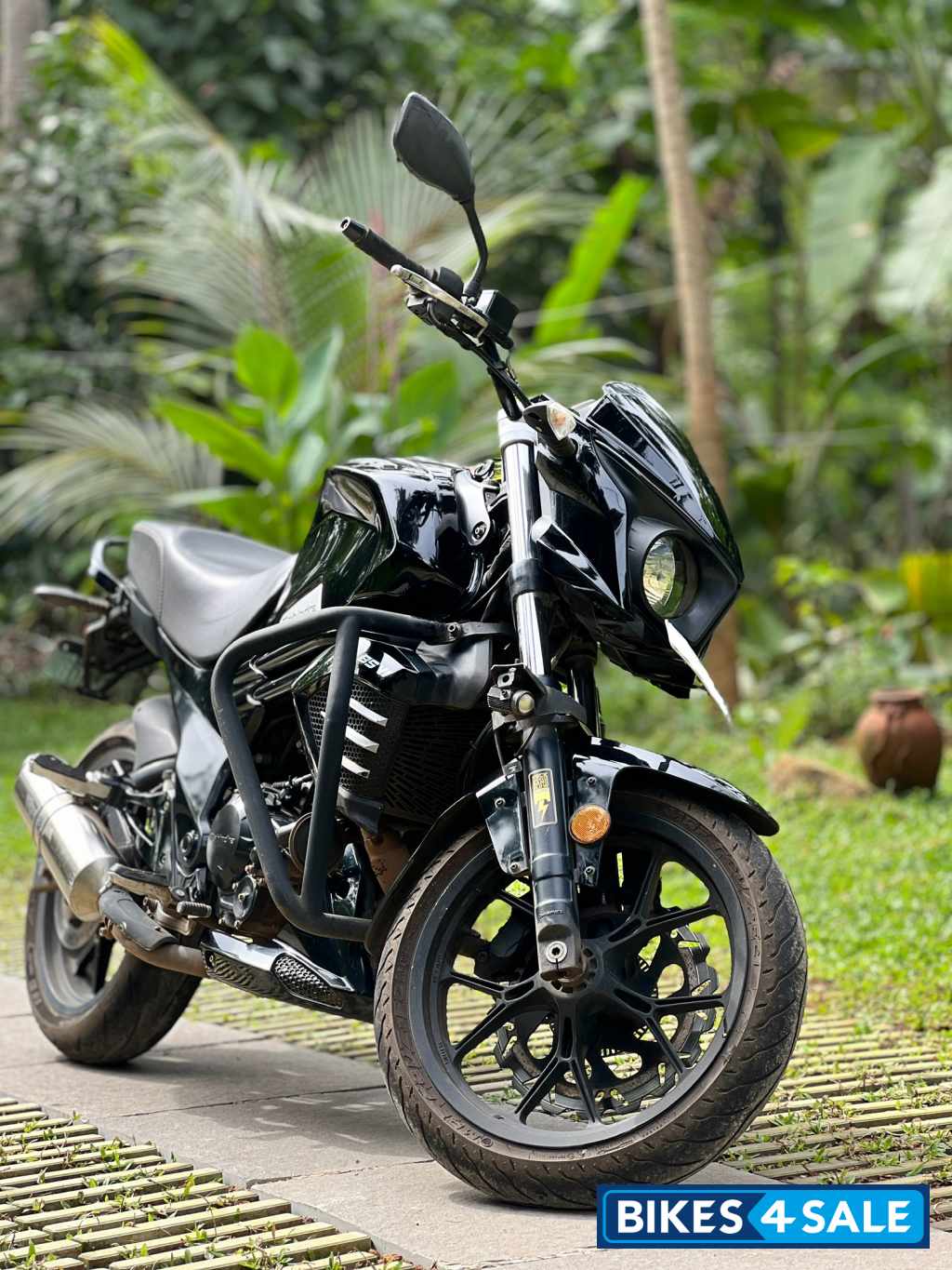Black Mahindra Mojo 300 ABS BS6