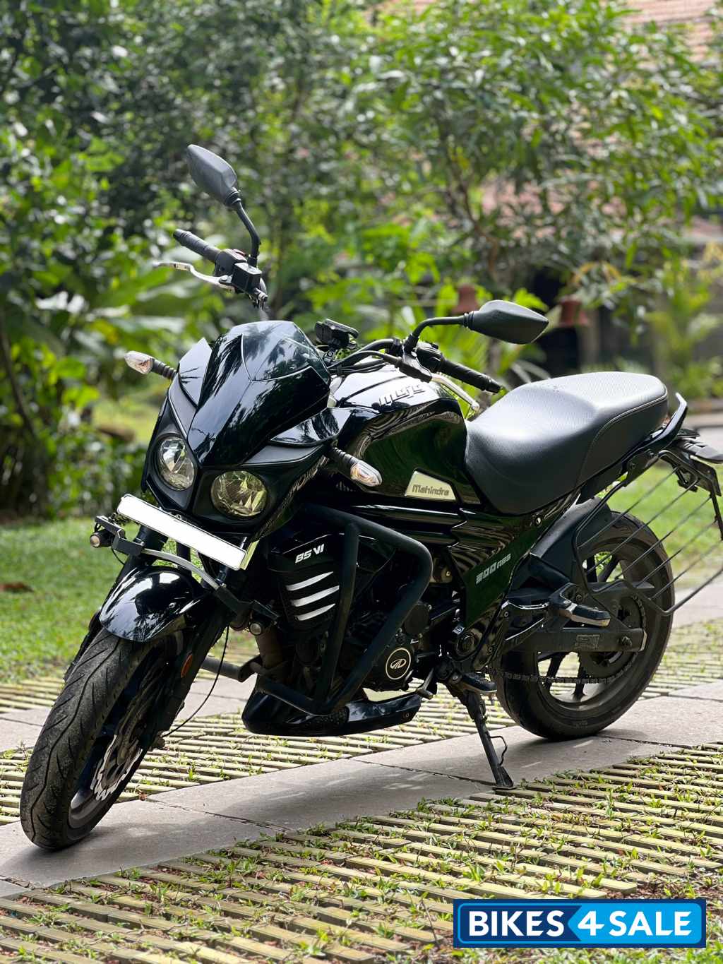 Black Mahindra Mojo 300 ABS BS6