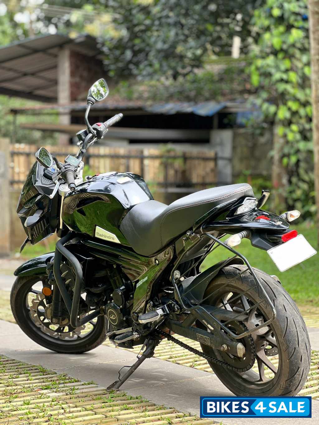 Black Mahindra Mojo 300 ABS BS6