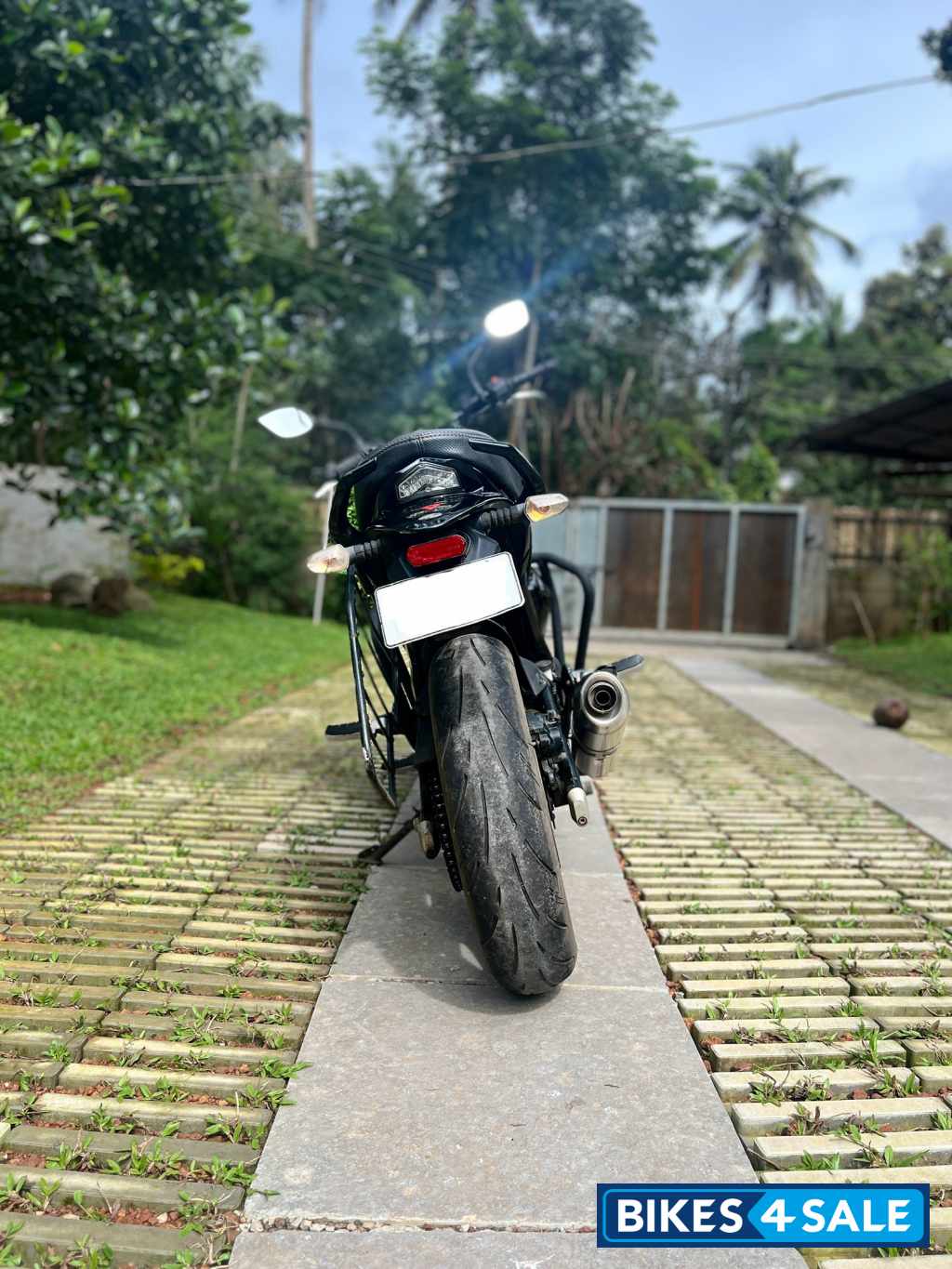 Black Mahindra Mojo 300 ABS BS6