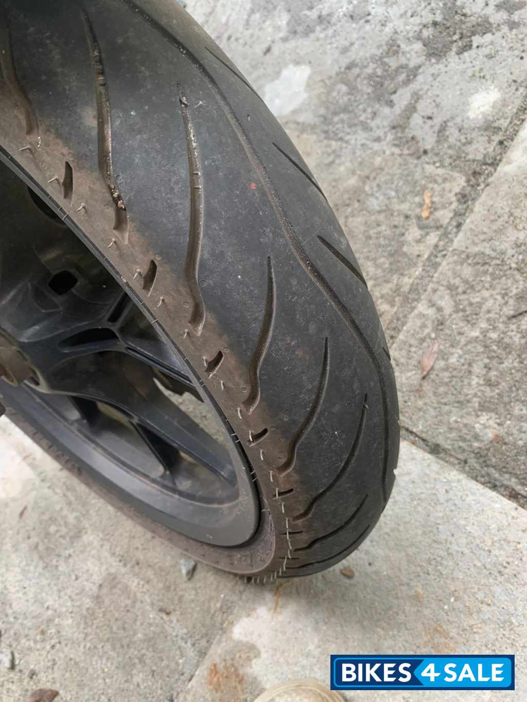 Black Mahindra Mojo 300 ABS BS6