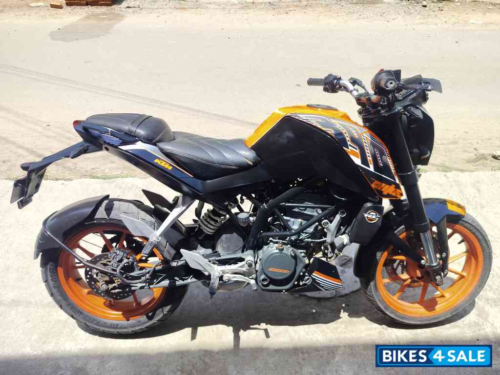Orange KTM Duke 125