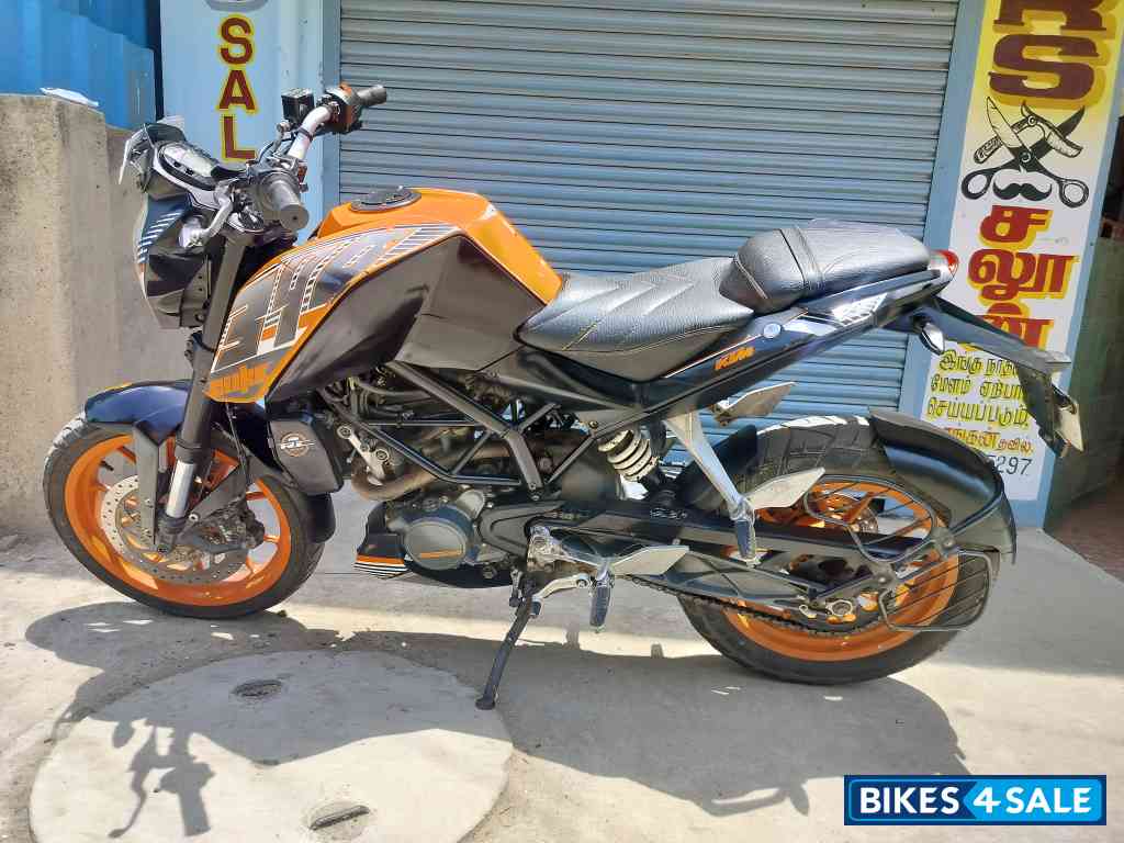 Orange KTM Duke 125