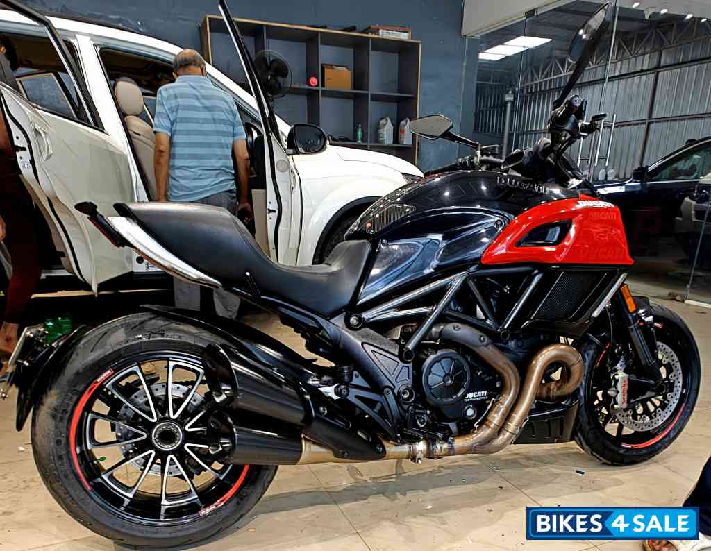 Carbon Black Ducati Diavel Carbon